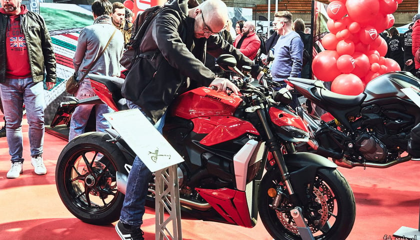 Motocykliści i odwiedzający targi Wrocław Motorcycle Show / zdjęcia archiwalne