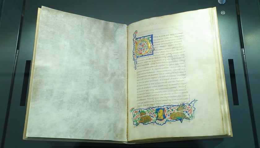 Powiększ obraz: Uroczystość przekazania XV-wiecznego manuskryptu z dziełami Cycerona Bibliotece Uniwersyteckiej we Wrocławiu