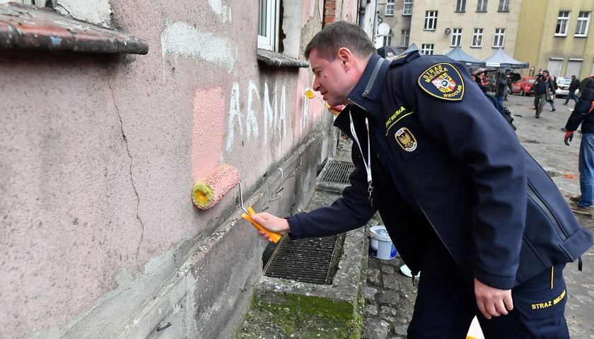 Powiększ obraz: <p>W akcji zamalowywania nienawistnych napis&oacute;w wzięli udział r&oacute;wnież przedstawiciele straży miejskiej</p>