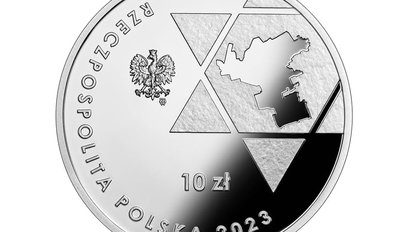 Powiększ obraz: <p>Na awersach obu monet przedstawiono zarys granic getta warszawskiego &ndash; największego z gett utworzonych przez III Rzeszę w okupowanej Europie</p>