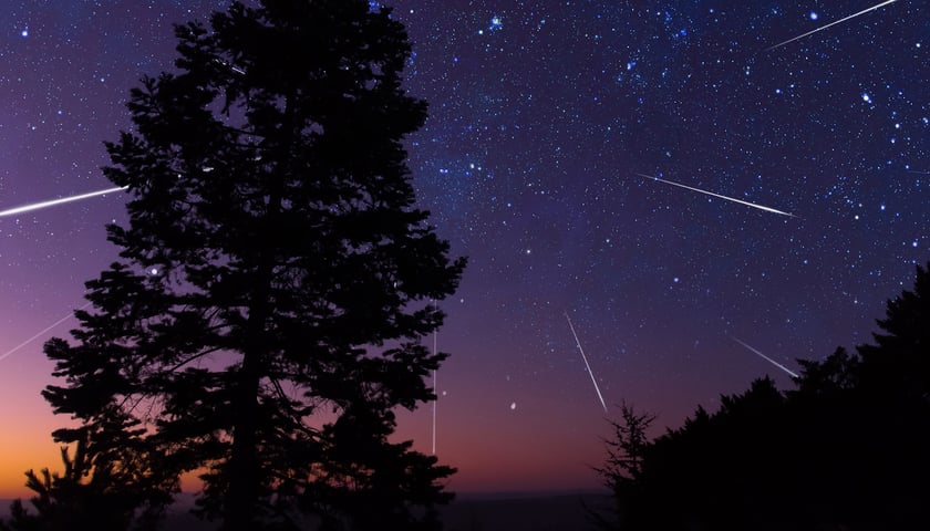 Powiększ obraz: Deszcz meteorów