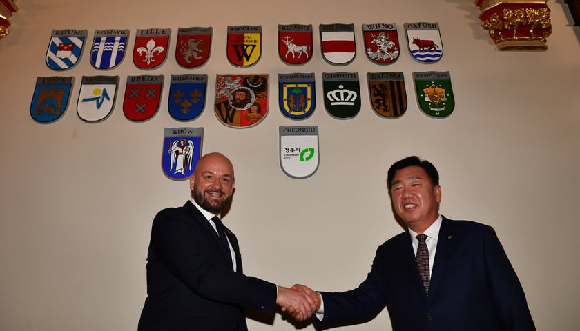 Powiększ obraz: <p>W czwartek 13 kwietnia podpisano umowę o partnerskiej współpracy Wrocławia z południowokoreańskim Cheongju</p>