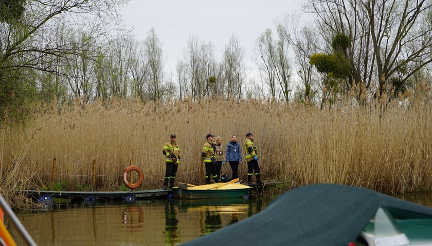 Powiększ obraz: <p>Akcja służb w Czernicy, gdzie znaleziono 100 kilogram&oacute;w śniętych ryb</p>