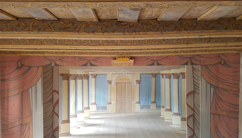 Powiększ obraz: <p>Scena teatru w Pałacu Gorzanów</p>