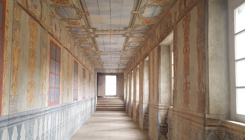 Powiększ obraz: <p>Polichromie na jednym z korytarzy w pałacu Gorzan&oacute;w</p>