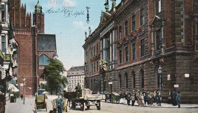 Powiększ obraz: 1903 r. ulica Wita Stwosza z budynkiem poczty, po lewej kościół św. Wojciecha