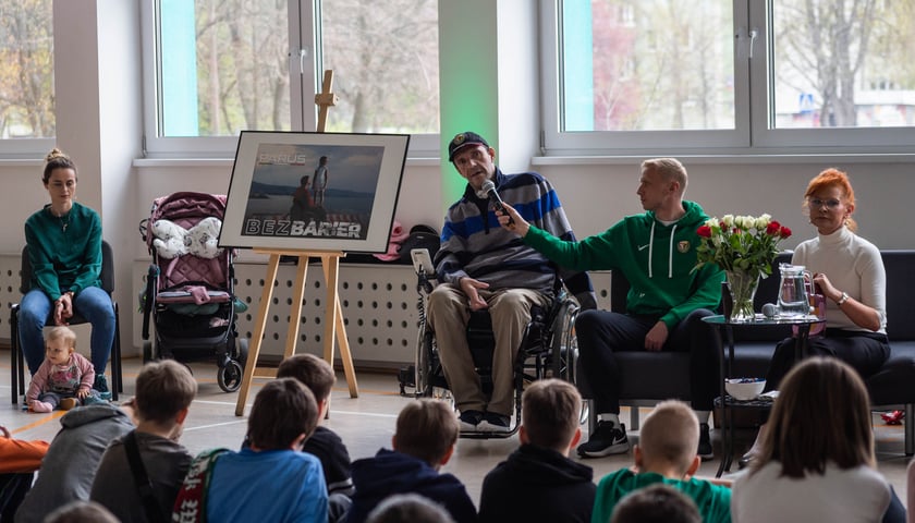 Powiększ obraz: <p>Paweł Parus i Marcin Pawelec na spotkaniu z uczniami w ramach sportowego projektu edukacyjnego w Zespole Szk&oacute;ł nr 20</p>