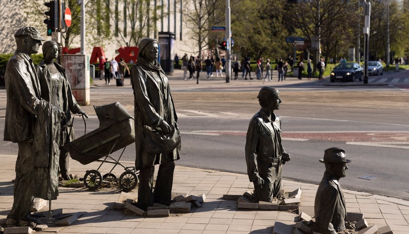 Powiększ obraz: Pomnik Anonimowego  Przechodnia