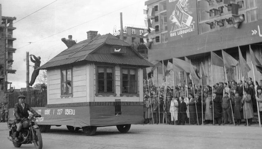 Pochód pierwszomajowy. Zbiory z archiwum fotograficznego Stefana Rassalskiego