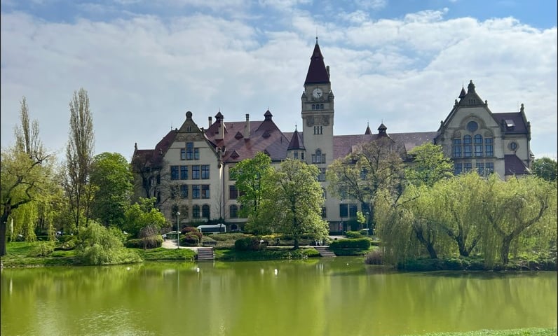 Powiększ obraz: Park Tołłpy z widokiem na budynek Wydziału Architektury Politechniki Wrocławskiej