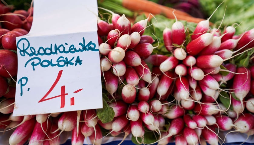 Powiększ obraz: Aktualne ceny owoców i warzyw w Hali Targowej.