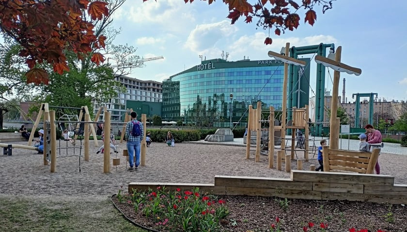 Plac zabaw na Wyspie Bielarskiej we Wrocławiu