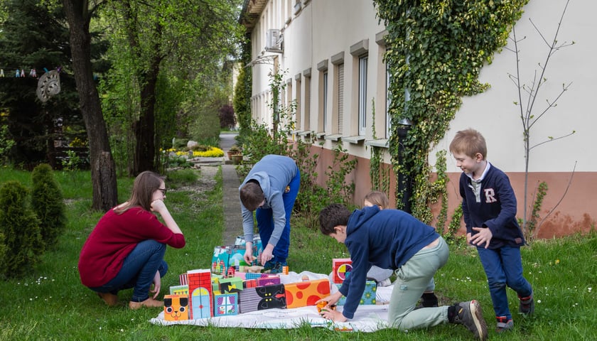 Dzieci podczas konsultacji społecznych w sprawie zagospodarowania terenu dawnego basenu na Kłokoczycach