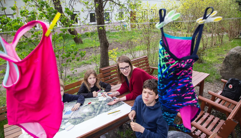 Powiększ obraz: Dzieci podczas konsultacji społecznych w sprawie zagospodarowania terenu dawnego basenu na Kłokoczycach