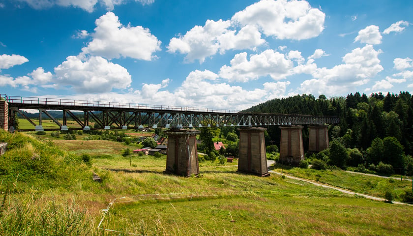 Powiększ obraz: Most kolejowy w Nowej Rudzie - Zatorze. Na tym odcinku kursuje pociąg z Kłodzka do Wałbrzycha.