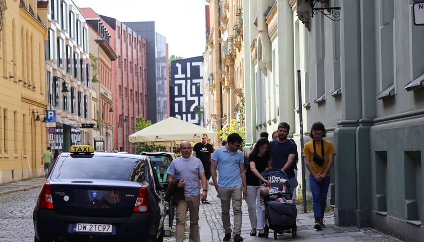 Powiększ obraz: Wrocławianie na majowym spacerze