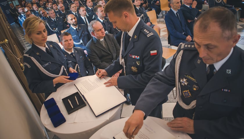 Uroczystość  nadania sztandarów odbyła się 19 maja, w piątek, we Wrocławiu