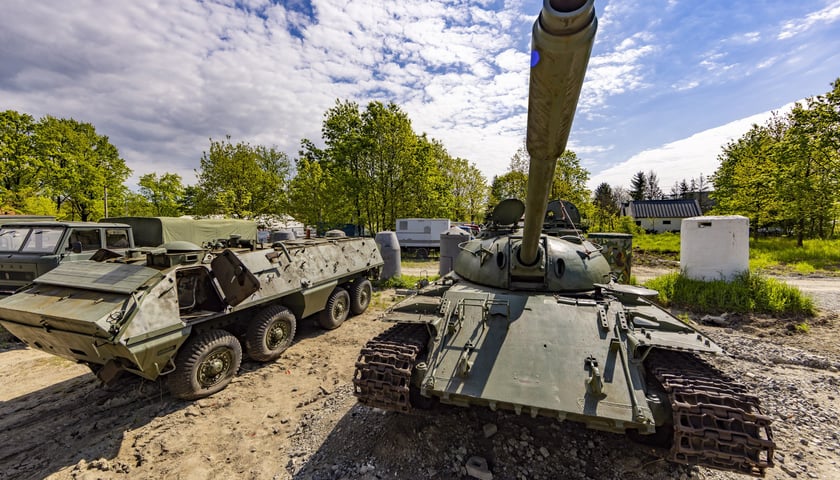 Czołg, SKOT i armaty! Nowe niezwykłe eksponaty Społecznego Muzeum Militarnego przy ul. Pełczyńskiej we Wrocławiu