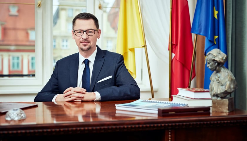 Powiększ obraz: Sergiusz Kmiecik, przewodniczący Rady Miejskiej Wrocławia, siedzi za biurkiem w swoim gabinecie