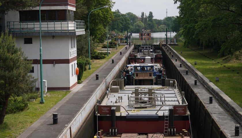 Transport elementów kadłubów statków Odrą przez Wrocław