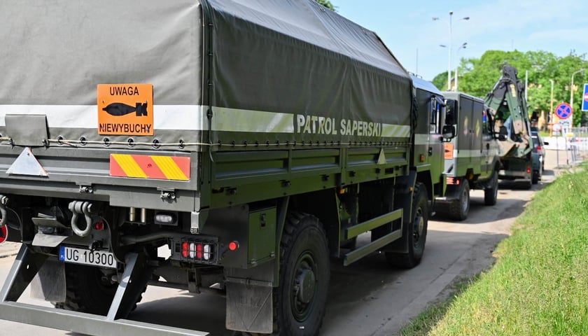 Pojazdy saperów jadą na plac budowy na ul. Reymonta, gdzie została znaleziona bomba.