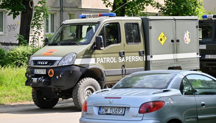 Pojazdy saperów jadą na plac budowy na ul. Reymonta, gdzie została znaleziona bomba.