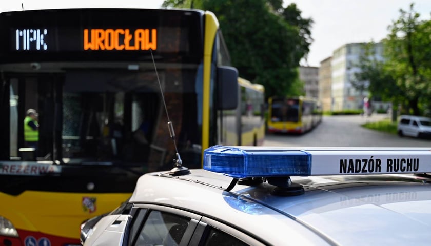 Na parkingu pod dworcem Wrocław Nadodrze czekały na mieszkańców trzy autobusy MPK.