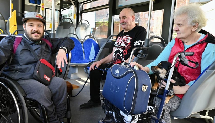 Mieszkańcy pl. Staszica w autobusie do ewakuacji: Andrzej Brożek, Kazimierz Krukowski i Ewa Kulpa.&nbsp;Pan Andrzej musiał zostawić w domu dwa psy i trzy koty. Nie m&oacute;gł ich zabrać, bo porusza się na w&oacute;zku. Pani Ewa wzięła ze sobą suczkę Czarną.