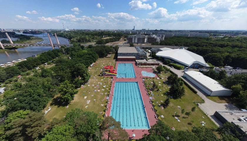 Powiększ obraz: Pływalnia letnia przy Wejherowskiej to kompleks trzech basenów