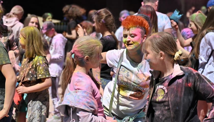 Powiększ obraz: Wrocławianie świętowali radosne święto Holi.