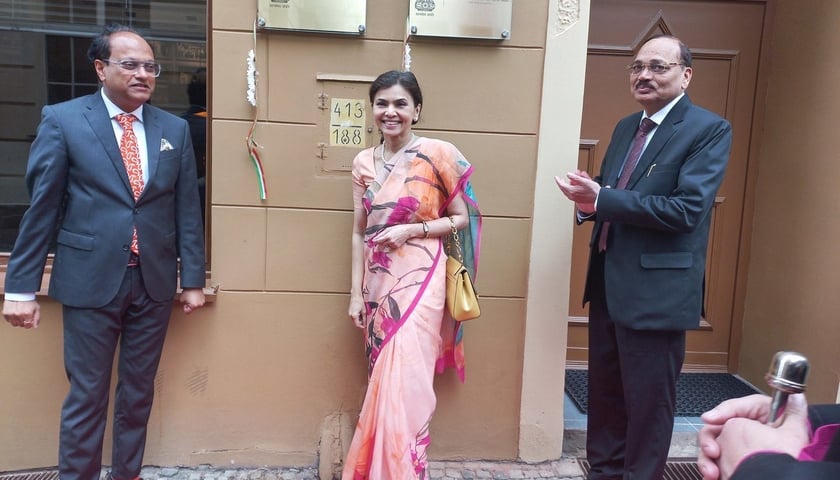 Powiększ obraz: Od lewej strony stoją: Kartikey Johri - Konsul Honorowy Indii we Wrocławiu, Nagma Mohamed Mallick - Ambasador Republiki Indii w Polsce, Surya Kant - sędzia Sądu Najwyższego w Indiach.