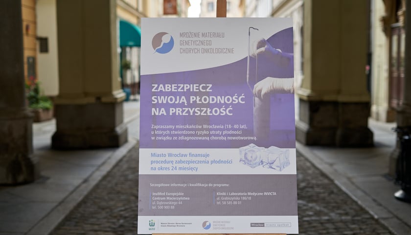 Powiększ obraz: <p>Plakat informacyjny, kt&oacute;ry będzie wisiał m.in. na korytarzach i gabinetach Dolnośląskiego Centrum Onkologii, Pulmonologii i Hematologii</p>