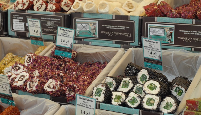 Tłumy na Festiwalu Azjatyckim, Festiwalu Smak&oacute;w Świata i Festiwalu Piwa, Wina i Trunk&oacute;w Rzemieślniczych na placu Nowy Targ