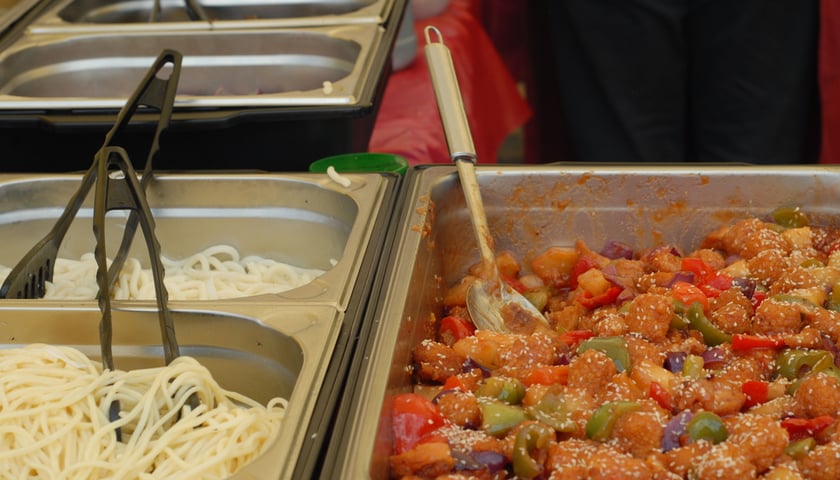 Tłumy na Festiwalu Azjatyckim, Festiwalu Smak&oacute;w Świata i Festiwalu Piwa, Wina i Trunk&oacute;w Rzemieślniczych na placu Nowy Targ
