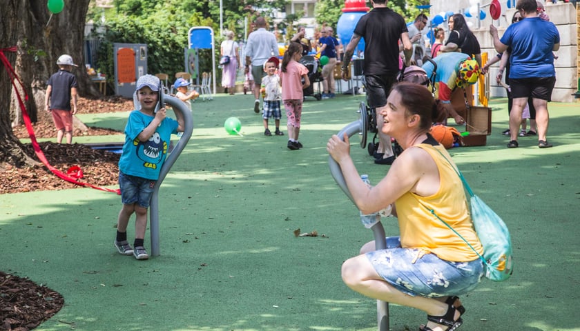 Powiększ obraz: Rodzinny piknik charytatywny z okazji jubileuszu Fundacji ,,Potrafię Pomóc''