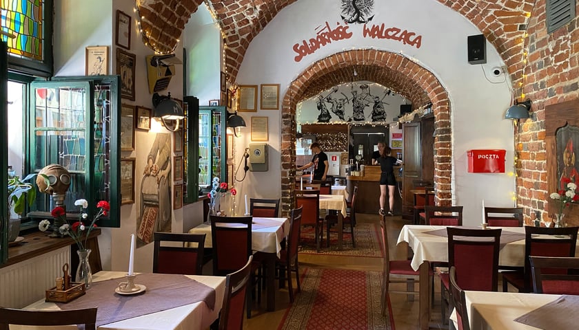 Powiększ obraz: Restauracja Konspira we Wrocławiu w klimacie PRL-u. Podają tutaj dania kuchni polskiej. Koniecznie sprawdź!