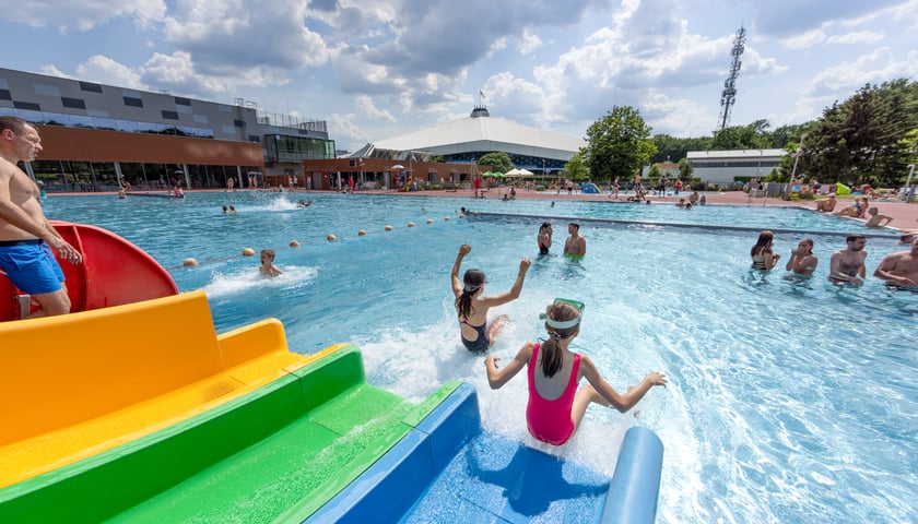 Powiększ obraz: Dużą popularnością wśród dzieci cieszy się zjeżdżalnia na Pływalni Letniej Orbita