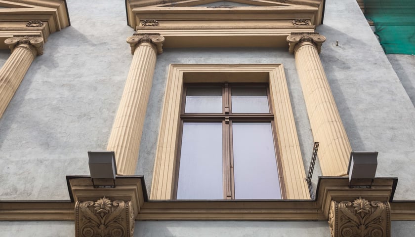 Powiększ obraz: Zabytkowa kamienica, którą Teatr Muzyczny Capitol wystawił na sprzedaż