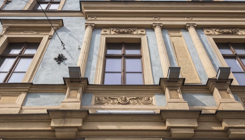 Powiększ obraz: Zabytkowa kamienica, którą Teatr Muzyczny Capitol wystawił na sprzedaż