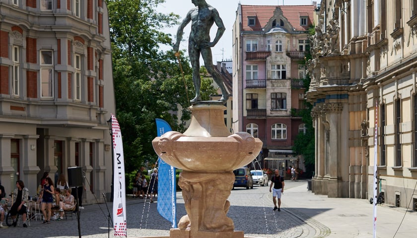 Odsłonięcie fontanny Szermierz po renowacji na pl. Uniwersyteckim we Wrocławiu