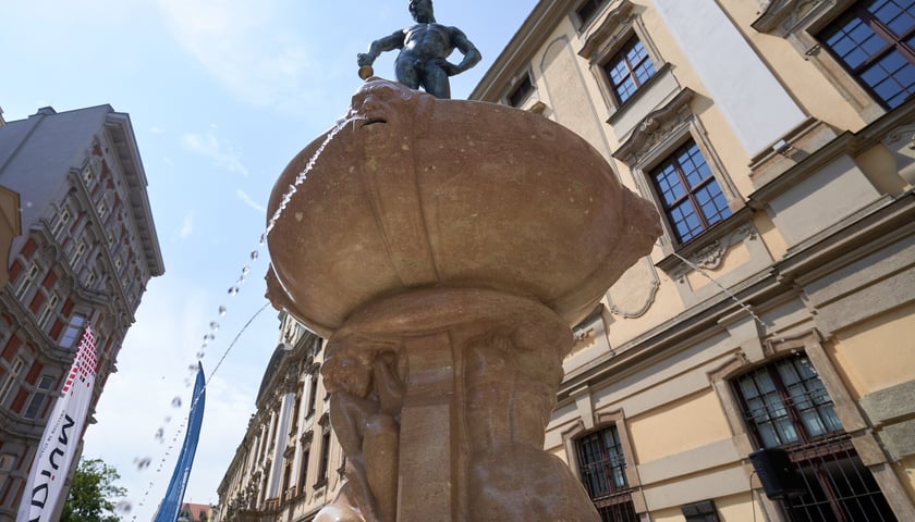 Powiększ obraz: Odsłonięcie fontanny Szermierz po renowacji na pl. Uniwersyteckim we Wrocławiu