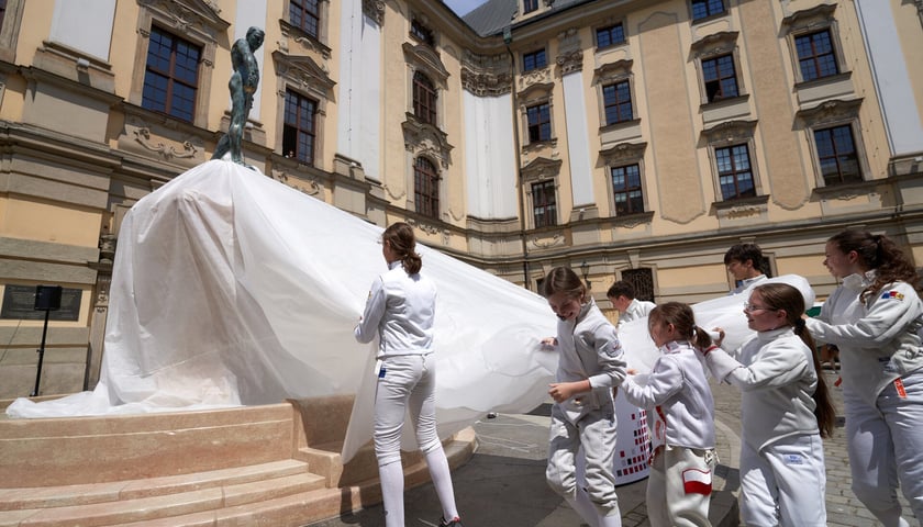 Powiększ obraz: Odsłonięcie fontanny Szermierz po renowacji na pl. Uniwersyteckim we Wrocławiu