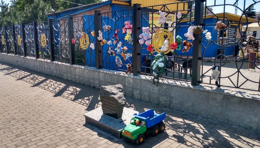 Powiększ obraz: Miejsce pamięci na dworcu w Kramatorsku. Tu rosyjskie bomby 8 kwietnia 2022 r. zabiły wiele matek z dziećmi.