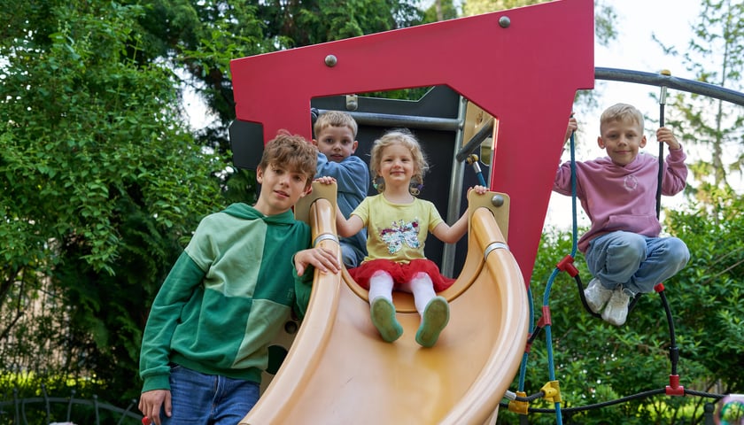 Powiększ obraz: Dzieci na wrocławskim placu zabaw.