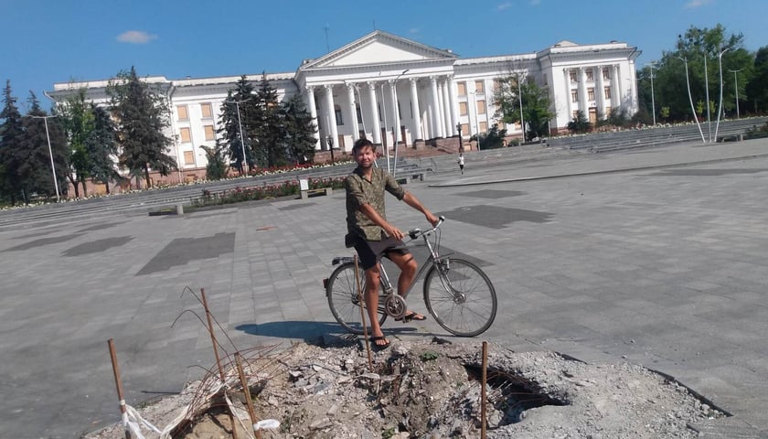 Powiększ obraz: Podczas jazdy rowerem w Kramatorsku oglądam skutki wybuchu rosyjskiej rakiety na centralnym placu miasta.