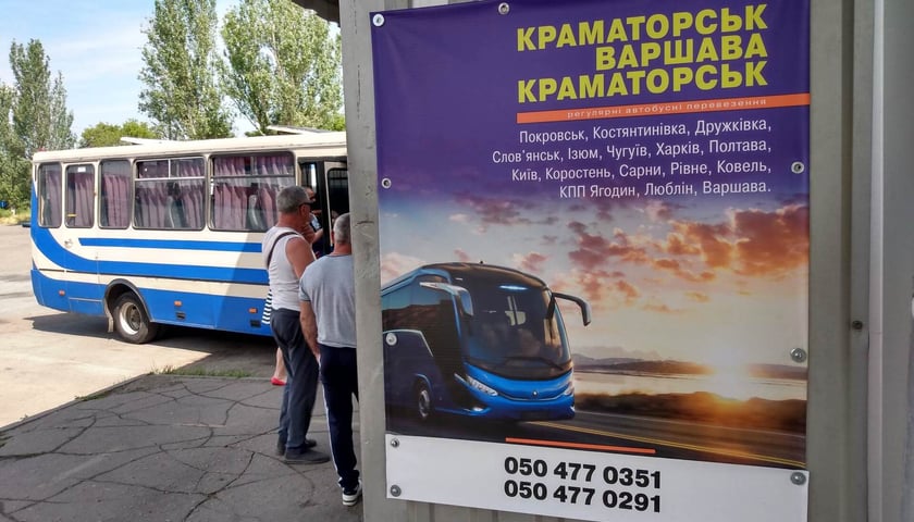Tablica informacyjna o odjazdach autobusów do Warszawy na dworcu w Kramatorsku.