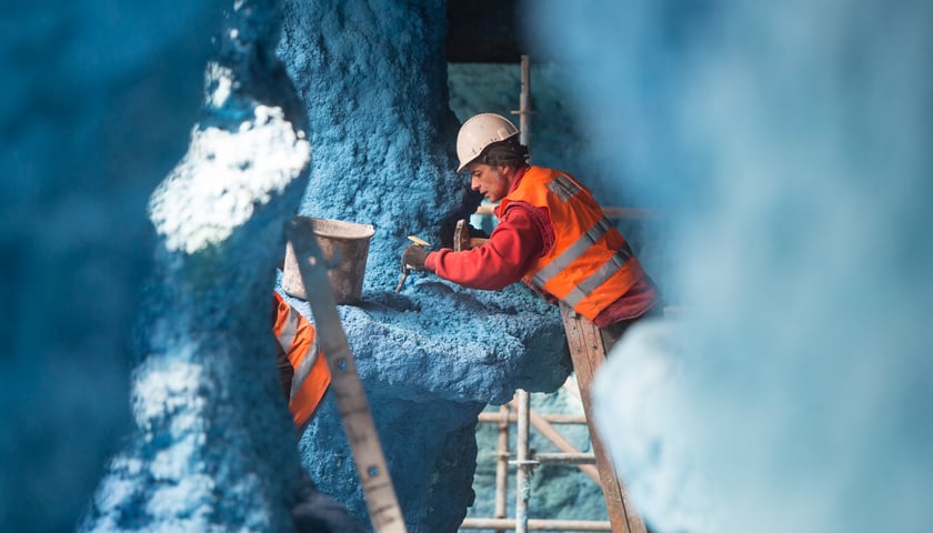 Powiększ obraz: Na zdjęciu robotnik w pomarańczowej kamizelce przy budowie afrykarium we wrocławskim zoo, rok 2014