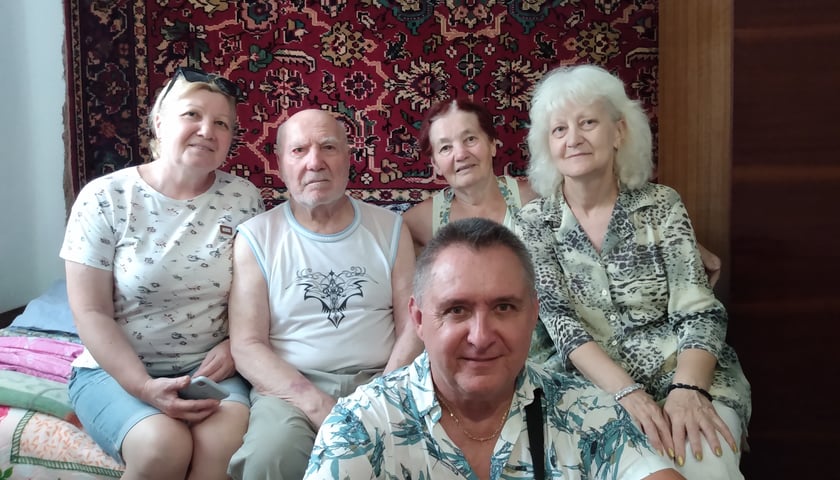 Powiększ obraz: W domu u rodziców Ludmiły. Od lewej siostra Lena, tato Witalij, mama Lilia, Ludmiła, z przodu Ralif mąż siostry.