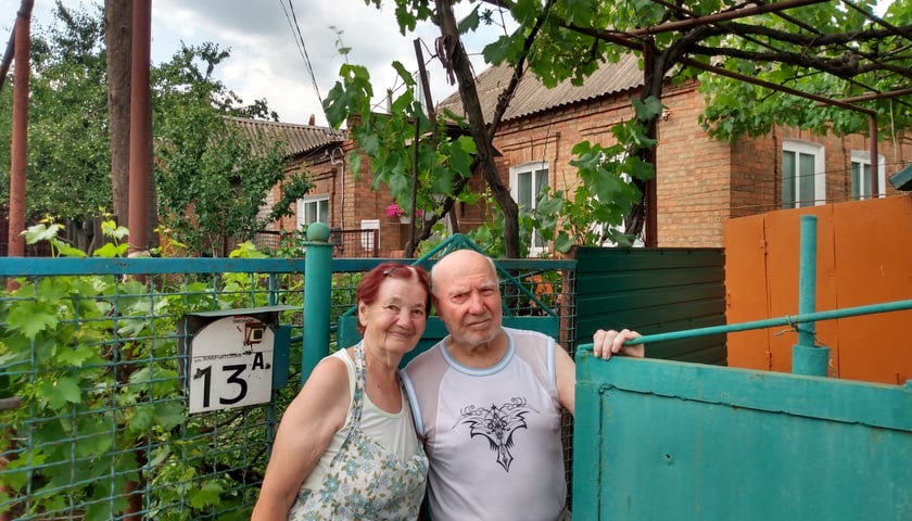 Powiększ obraz: Rodzice Ludmiły przed wejściem do swojego domu. Witalij i Lilia są małżeństwem od 63 lat