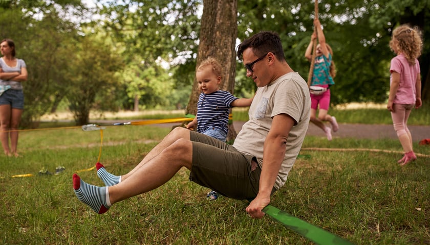 Powiększ obraz: 18 czerwca w parku Szczytnickim odbyły się warsztaty slack line